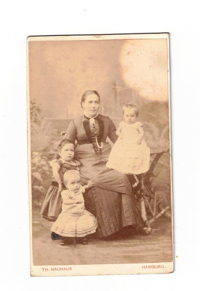 Friede Lucie Poulsen mit Söhnen